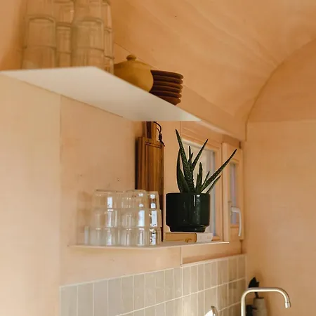 Nyaraló Glamping Im Zirkuswagen In *